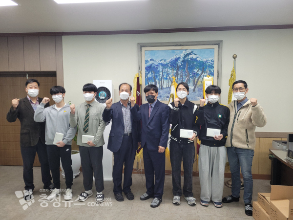 논산고 총동문회가 후배들에게 떡 세트를 전달한 후 기념사진을 촬영하고 있다.