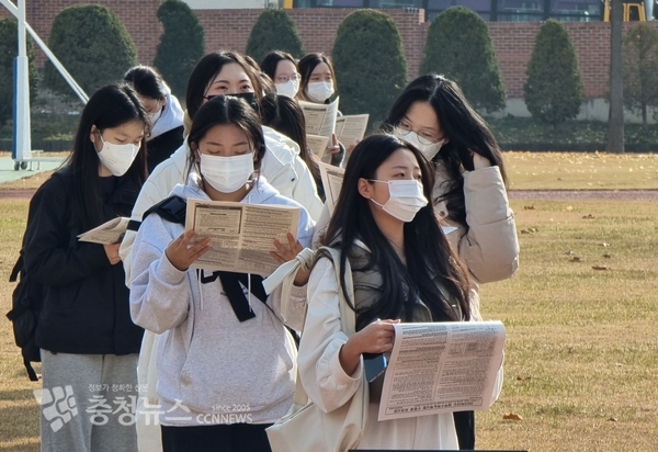 수능 예비소집에 참석한 수험생들이 감독관의 유의사항을 듣고 있다.