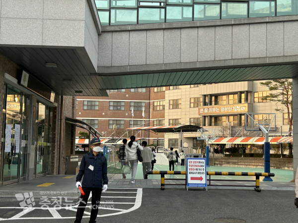 2023학년도 대학수학능력시험일인 17일 오전 대전교육청 제27지구 11시험장 만년고등학교로 들어가는 학생들