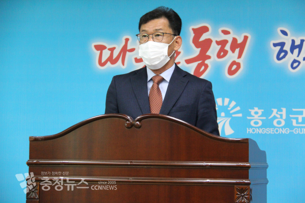 자회견에서 박성래 가정행복과장이 기자회견을 하고 있다./사진 권상재 기자