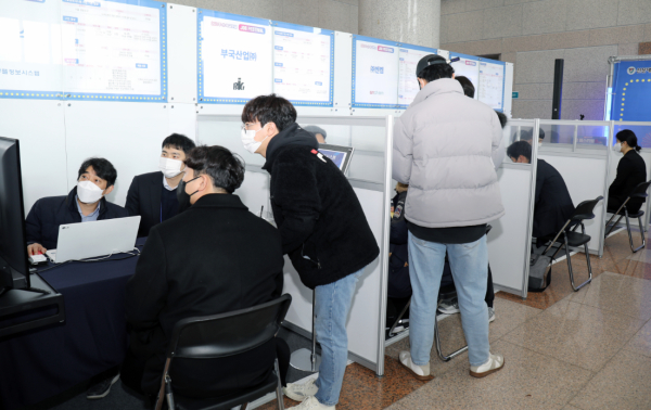 학생들이 현장에서 취업 상담 및 면접을 진행하고 있다.