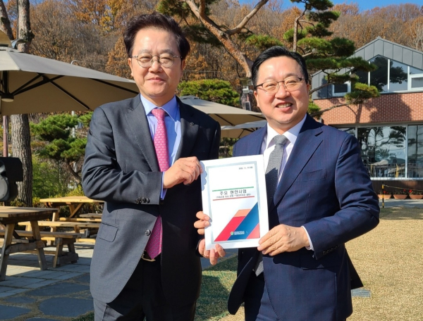 (왼쪽부터) 강석훈 한국산업은행 회장, 이장우 대전시장.