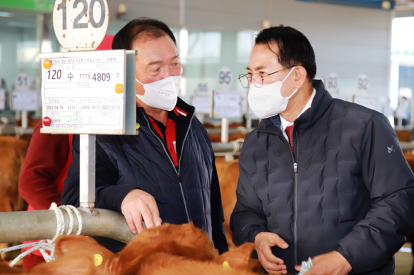 18일 이완섭 서산시장이 음암면 상홍리에 있는 가축경매시장을 방문해 한우농가와 축산관계자를 격려했다