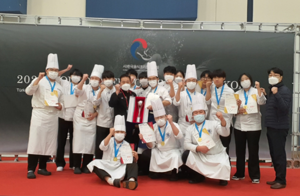 대전컨벤션센터에서 열린 2022 WORLD CHEFS CULINARY CUP KOREA’에서 각종 상을 휩쓴 외식조리학과 학생들이 기념사진