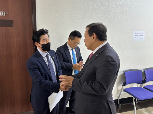 최상대 기재부2차관과 만나고 있는 최 시장