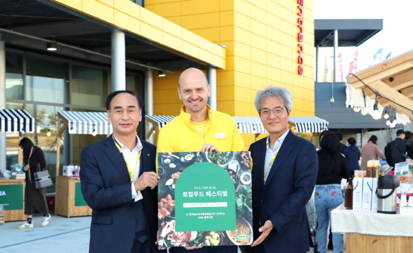 IKEA 동부산점 로컬푸드 페스티벌 행사 기념사진 * 한국농수산식품유통공사 이문주 유통조성처장(좌측 첫번째), 이케아 동부산점 점장 폴커르트 판 쾰런(Folkert van Keulen)(좌측 두번째), 부산울산지역본부장 고동호(우측 첫번째)