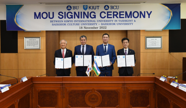 행사에 참석한 대표자들이 협약서를 들고 기념촬영을 하고 있다.(왼쪽부터 백석대 장택현 대학혁신위원장, 김요대학교 알레셰르 이사장, 잔폴랏 총장, 백석문화대 송기신 총장)