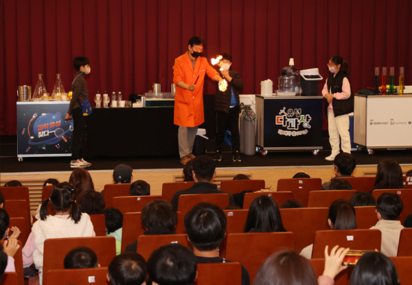 19일 기초과학연구원 과학문화센터에서 열린 ‘제3회 유성과학축제’ 모습