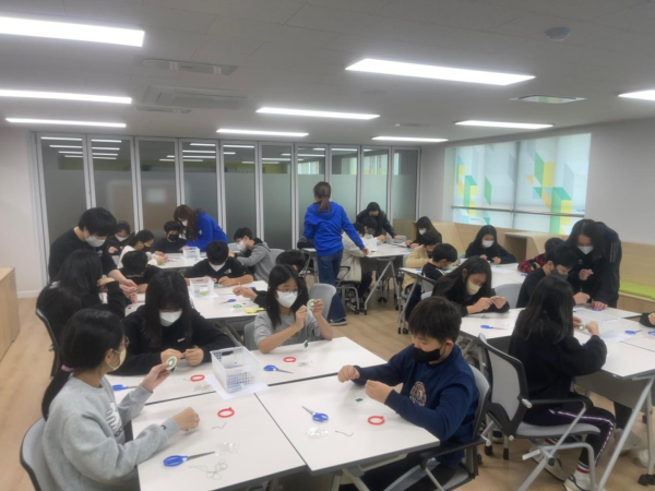 찾아오는 수학체험교실에 학생들이 참여하고 있다
