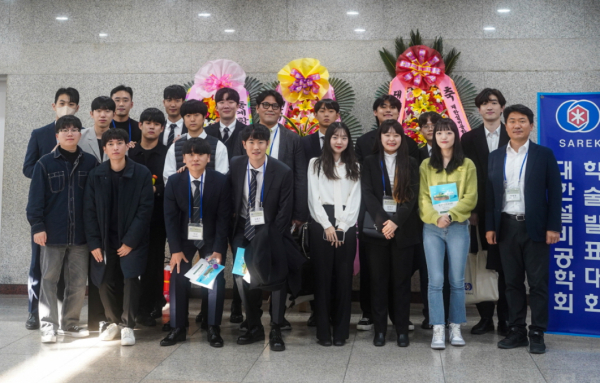 대한설비공학회 ‘제10회 HVAC 경진대회’ 및 ‘제4회 유튜브 콘텐츠 경진대회’에 입상한 한밭대학교 설비공학과 학생들과 교수들이 기념 촬영