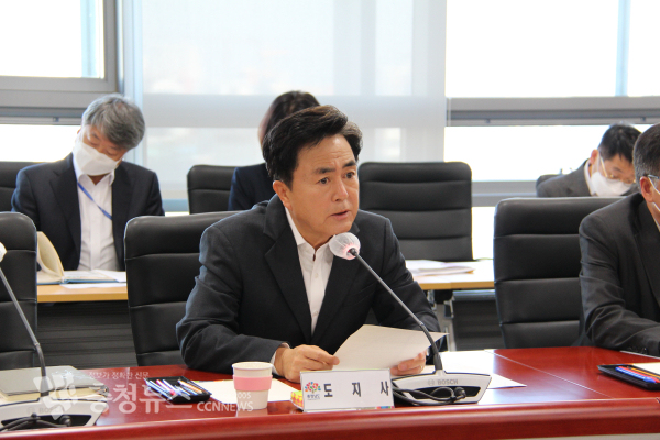 김태흠 충남지사는 21일 오후 도청 중회의실에서 열린 실·국·원장 회의 모두발언을 하고있다./사진 권상재 기자