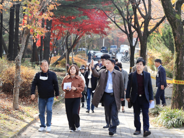 서철모 서구청장, ‘탄방동을 걸어서, 주민속으로’ 민선 8기 현장행정 진행 모습