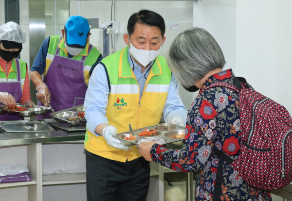 서철모 서구청장, ‘탄방동을 걸어서, 주민속으로’ 서구노인복지관에서 배식 봉사 모습