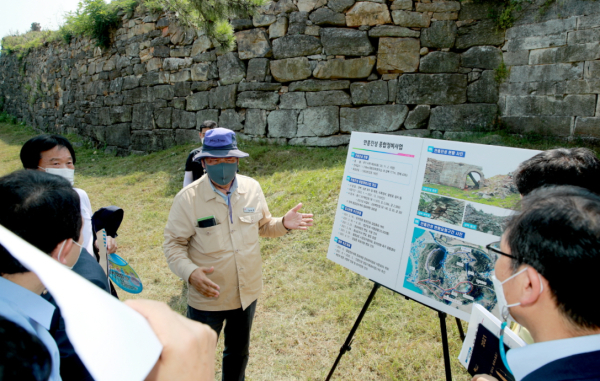 지난해 김현모 당시 문화재청장의 안흥진성 방문 시 현장 설명 중인 가세로 군수(2021. 8. 11.).