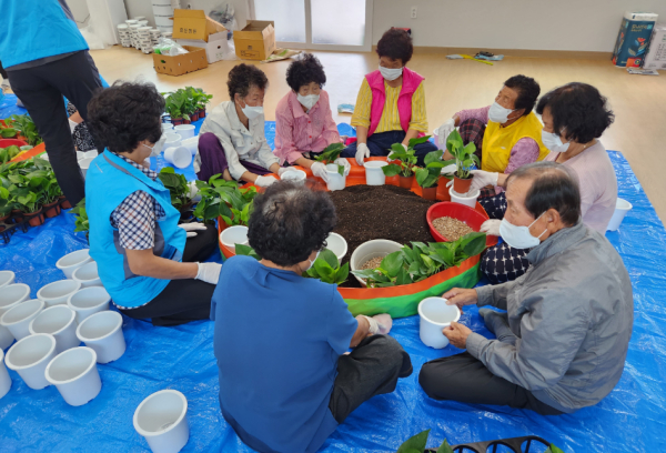 군내 경로당에서는 정서지원 프로그램 모습