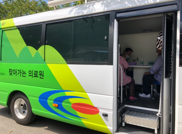 노인이 시설에 가지 않고 살던 곳에서 주거, 보건의료, 요양․돌봄서비스 진행