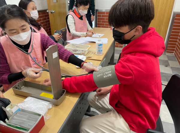 린튼글로벌칼리지 1층 로비와 메이커스페이스에 20여 명의 의료진들이 외국인 유학생들 방문