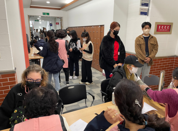 린튼글로벌칼리지 1층 로비와 메이커스페이스에 20여 명의 의료진들이 외국인 유학생들