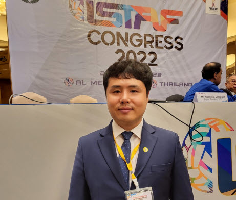 오주영 대한세팍타크로협회 회장이 29일 세계세팍타크로연맹(ISTAF) 부회장에 당선된 뒤 기념촬영을 하고 있다. (대한세팍타크로협회 제공)