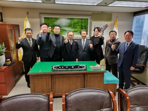 충청향우회 중앙회 이진삼 총재는 22일 총재 특별보좌역 등에게 위촉장을 수여했다.