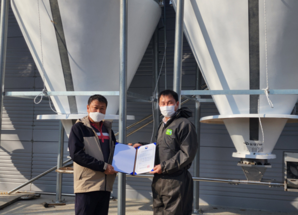 일출농장 깨끗한 축산농장 인증서 전달 모습