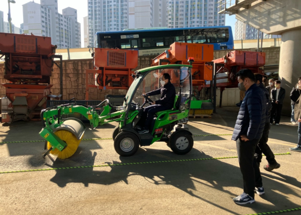 제설 장비를 점검하는 모습