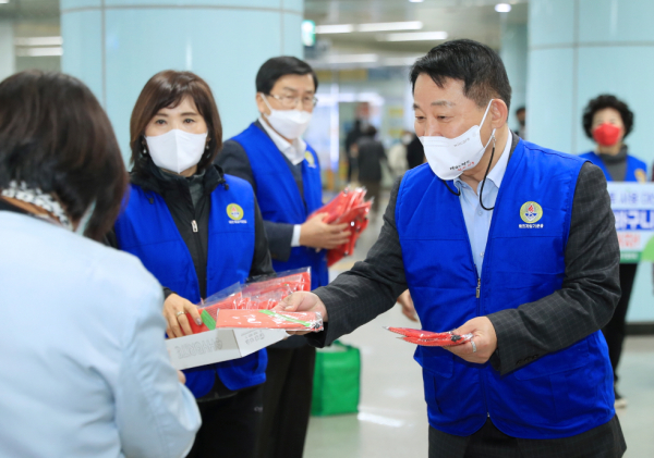 지난 22일 용문역 4번 출구 앞에서 열린 탄소중립실천 캠페인 전개 사진