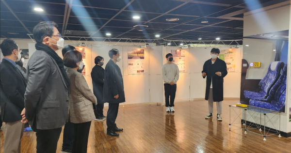 오용준 총장과 교수진들이 다중전공 학생들의 출품작에 대한 설명을 듣고 있다.