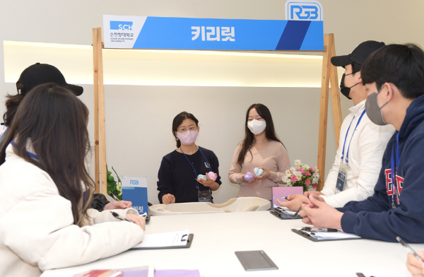 입주기업-재학생 고객검증데이’에서 키리릿 최민경 대표가 재학생 고객 검증단에게 제품에 관한 설명을 하고 있다.