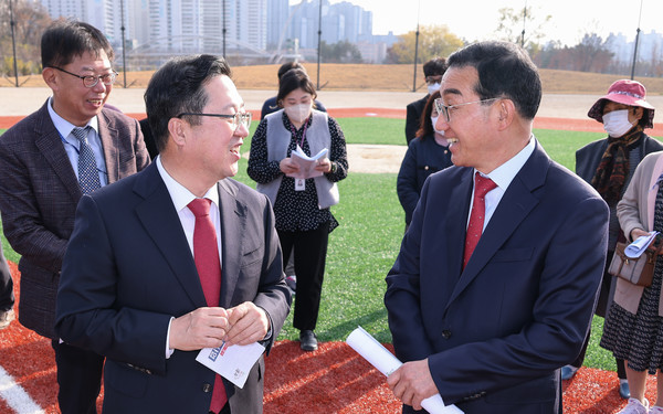 중촌벤처밸리 조성 부지를 찾은 이장우 대전시장(좌)과 김광신 중구청장.