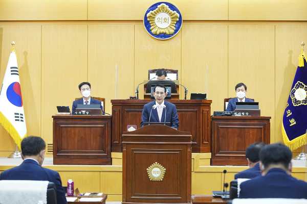 이완섭 서산시장이 25일 서산시의회 본회의장에서 열린 제280회 서산시의회 제2차 정례회에서 시정연설 하는 모습