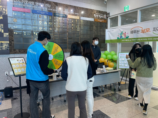 아동학대 예방주간 충남중부아동보호전문기관 부스 운영 모습