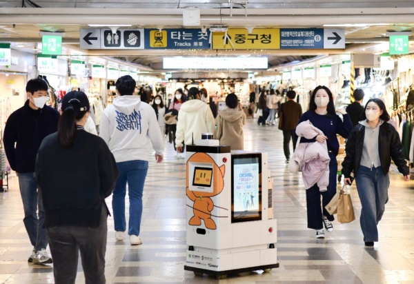 중앙로지하상가 내 자율주행 홍보 로봇