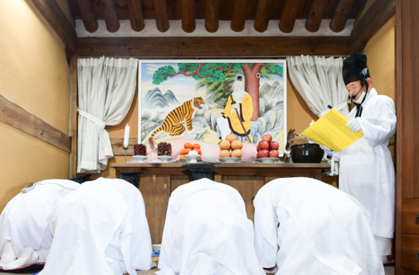 지난 26일 유천동 산제당에서 열린 산신제 봉행 모습