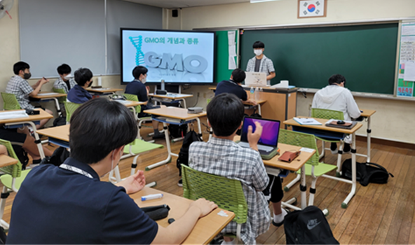 나도 선생님 프로젝트- 자신의 진로와 교과 수업을 연계하여 수업을 설계하고 학생들에게 발표하는 모습 (사진 제공-대전가오고)