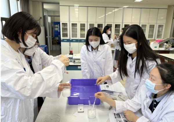자율 주제 탐구 활동 ‘자기조립단층구조를 이용한 초발수 표면 탐구’ 실험 (사진 제공-대전만년고)