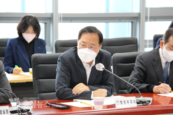 이필영 충남도 행정부지사는 28일 도청 중회의실에서 열린 실·국·원장 회의 모두발언을 하고있다./사진 권상재 기자