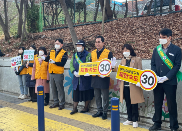 용운초 앞 네거리에서.. 스쿨존 내 교통안전문화 향상 및 교통 안전 위험요소 점검 및 캠페인 전개 모습
