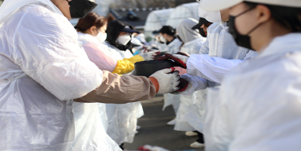 지난 26일 산내종합사회복지관과 함께 ‘사랑의 연탄나눔 봉사활동’ 진행 모습