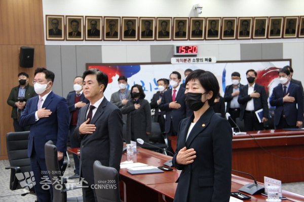 충남 서부권 7개(서산·태안·서천·보령·청양·예산·홍성) 시·군이 충남 서부권 지방상수도 통합 추진을 위한 업무협약식을 가졌다.(왼쪽부터 최병관 행정안전부 지방재정경제실장, 김태흠 충남지사, 한화진 환경부 장관)/사진 권상재 기자