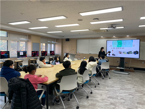 한밭대학교 시각·영상디자인과 홍미희 교수가 초등학생들에게 유튜브 제작 과정 강의를 하고 있다.