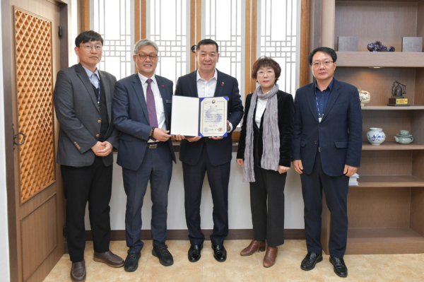 2022년 농업기술보급혁신 ‘우수’ 기관 선정 (사진 왼쪽에서 2번째 황의정 농업기술센터 소장, 가운데 최원철 시장)