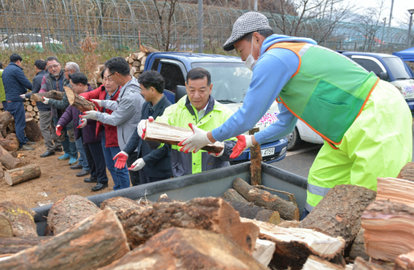 사랑의 땔감 나누어주기 행사에 참여한 최원철 공주시장