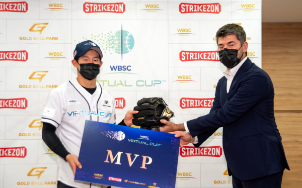 지난 27일 골프존뉴딘홀딩스의 삼진홀에서 진행된 WBSC 버추얼컵 2022(WBSC Virtual Cup 2022)의 '월드 파이널(World Finals)' 시상식에서 (왼쪽부터) MVP 선수 김청용, WBSC 발레리오 치안포니가 기념사진