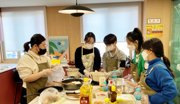 대전광역시 외국인주민 통합지원센터가 대전시 자매도시인 일본 쓰쿠바시와 지난 26일, 온라인 문화교류 행사(양국 음식 만들기)를 성황