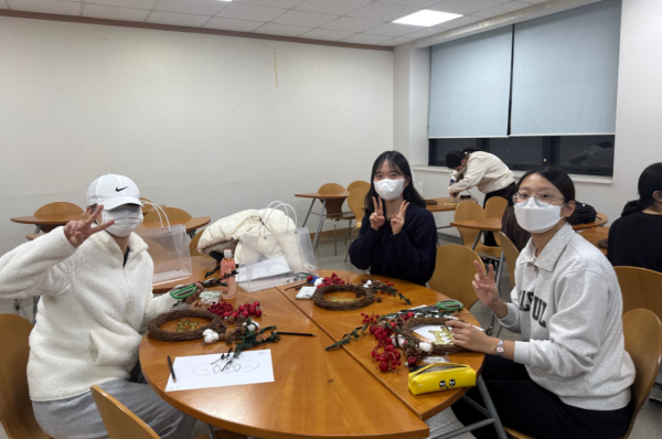 문화의달 체험활동에서 재학생들이 크리스마스 리스를 만들고 있다.