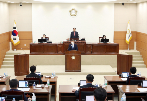 정용래 유성구청장이 29일 열린 제260회 유성구의회 제2차 본회의에서 시정연설을 하고 있다.