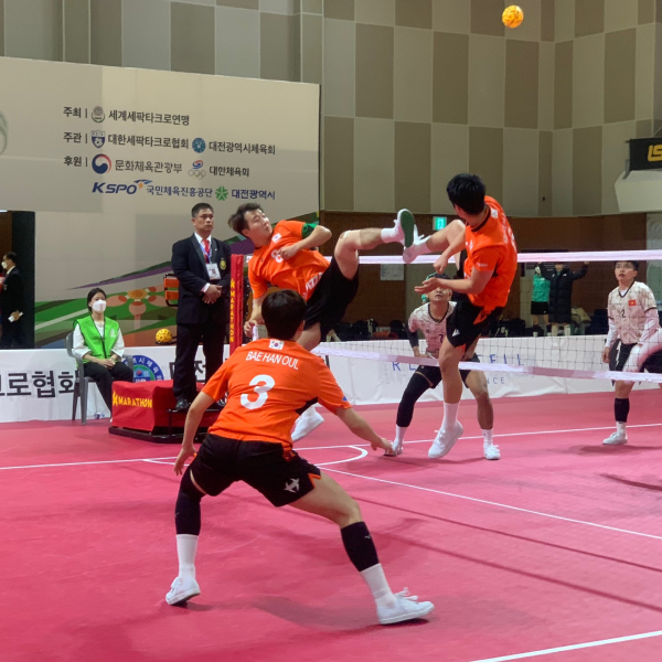 한국 세팍타크로 혼성 국가대표팀이 공격을 준비하고 있다.