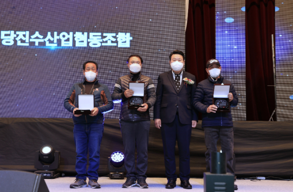 어업인 한마당 대회에서 유공자 표창 (왼쪽부터 시장표창자 조병준 대의원, 유명천 대의원, 김하진 조합원)