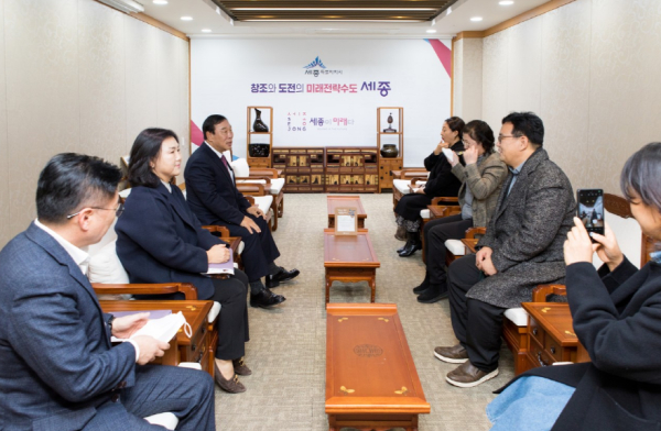 30일, 직원들의 기증물품을 판매해 얻은 수익금 1,000만 원을 세종시 자립지원 전담기관에 전달식 모습